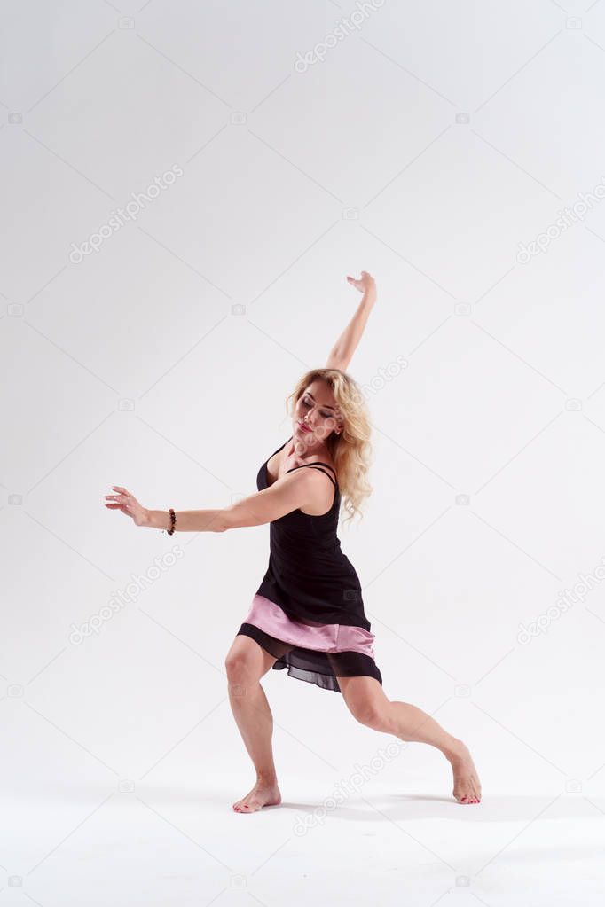 28 Tagli Di Capelli Alla Moda Per Visi Tondi Nel 2025: Idee Per Capelli Corti Lunghi E Ricci - Foto 9