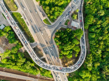 Trafik sıkışıklıklarında duran arabalar ile yolların üstünde görüntü, yeşil orman