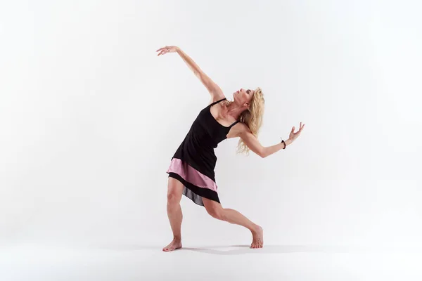 Piękna Blondynka kobieta patrzy w górę taniec w Studio — Zdjęcie stockowe
