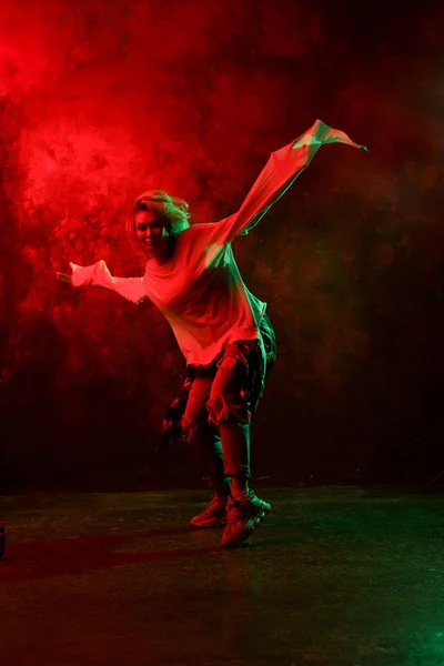 Fullängds foto av dansande kvinna på röd-grön bakgrund — Stockfoto