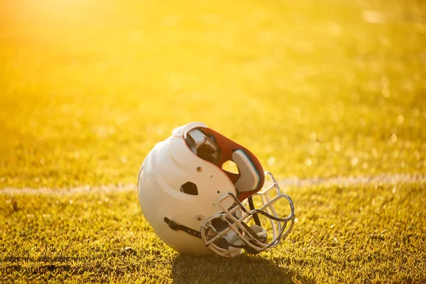 Photo du casque de football sur le stade — Photo