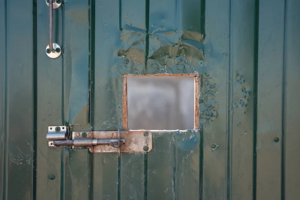 Foto de porta de ferro verde com janela — Fotografia de Stock