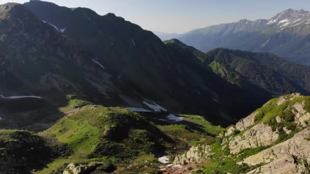 Malebných vysokých hor se zeleným údolím za slunečného dne — Stock video