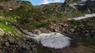 yüksek kayalar ve yeşil çim ile güzel dağ manzara