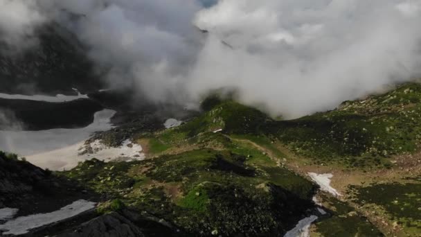Высокогорье с большими горами и зеленой долиной со снегом — стоковое видео