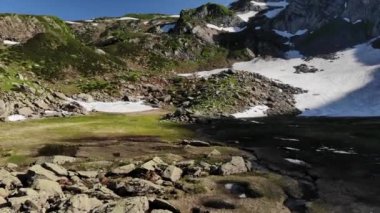 gri taşlar ve kar toprağa yatan ile Highland Vadisi