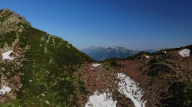 Gökyüzüne karşı ova şehir ile nefes kesen yüksek dağlar