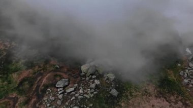 bulutların altında vadiler ve büyük gri taşlar ile Yaylası