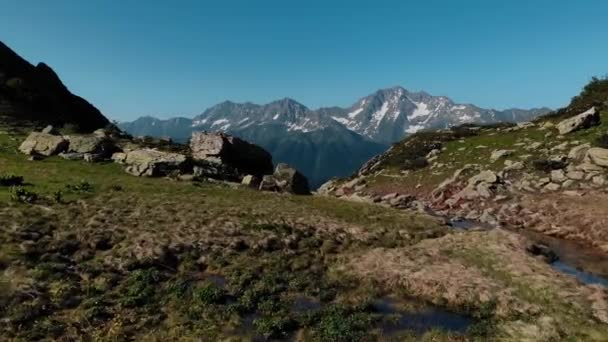 Maravilhosa natureza alta montanha com pequenos riachos e lagos — Vídeo de Stock