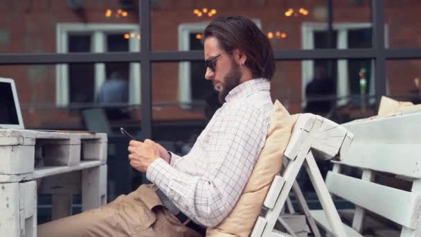 Winows karşı Smartphone yakışıklı işadamı türleri — Stok video