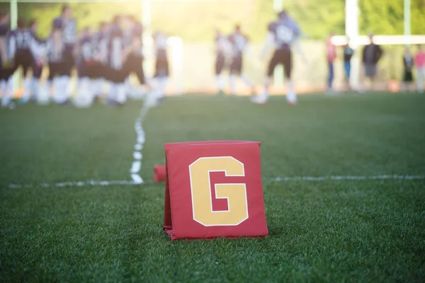 Immagine di campo per il football americano con lettera g su sfondo sfocato con la squadra di gioco — Foto Stock
