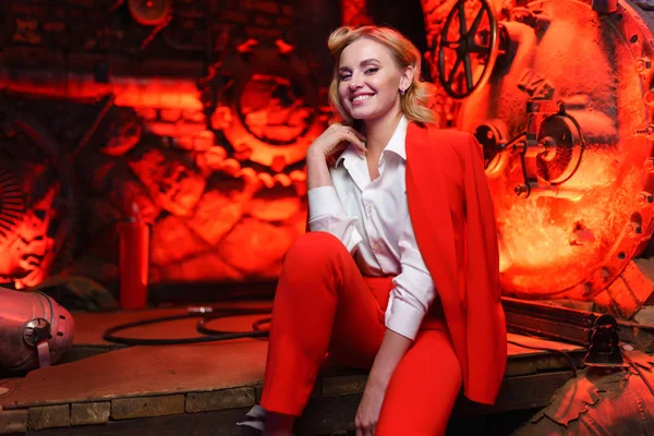 Фото молодой блондинки в красной куртке в ночном клубе — стоковое фото