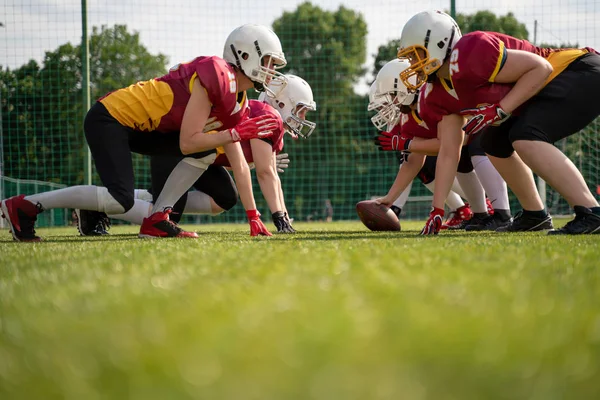 Bild des weiblichen Teams, das Rugby auf dem Spielplatz spielt — Stockfoto