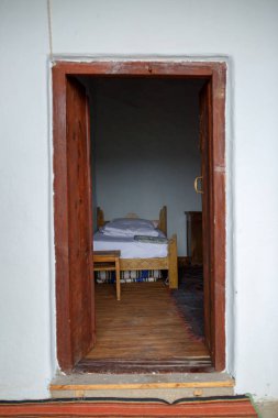 Açık kapılı, yataklı antik binanın fotoğrafı