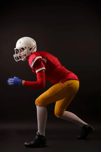 Fotografie sportovního tampona v helmě běžící vlevo — Stock fotografie
