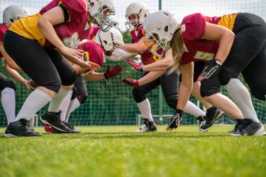 Spor sahasında Amerikan futbolu oynayan kask takan sporcuların fotoğrafı