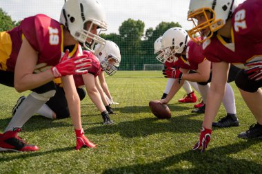 Oyun alanında rugby oynayan kadın takım görüntüsü