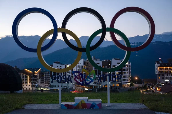 Rusya, Soçi - 4 Temmuz 2019: Rosa Khutor Olimpiyat köyünde Olimpiyat halkaları, gün batımında mavi gökyüzü. — Stok fotoğraf