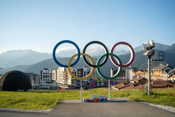 Rusya, Soçi - 4 Temmuz 2019: Rosa Khutor Olimpiyat köyünde beş Olimpiyat halkası. — Stok fotoğraf