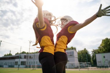 Oyun alanında zıplayan iki rugby sporcusu görüntüsü