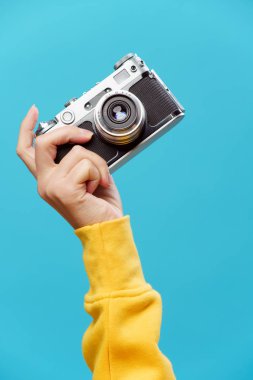 Boş pembe arka plan üzerinde telefon ile kadın el görüntüsü