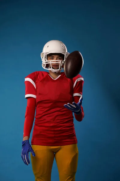 Imagen de una futbolista americana en casco blanco, pelota lanzadora de ropa deportiva — Foto de Stock