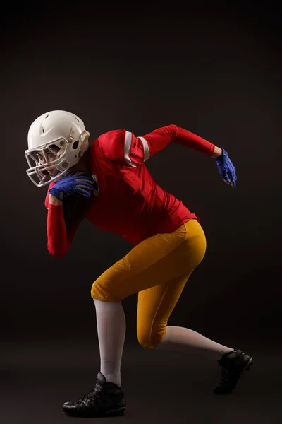 Imagen de deportista en casco corriendo en aislamiento izquierdo — Foto de Stock
