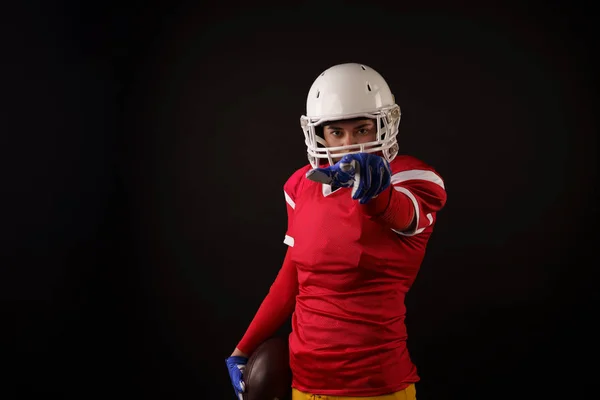 Fotografie amerického fotbalového hráče v helmici s ramenem nataženou vpřed — Stock fotografie