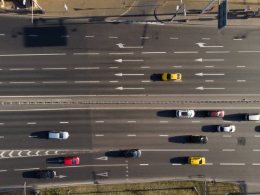 Imsge asfalt yol ve binicilik araba yukarıdan
