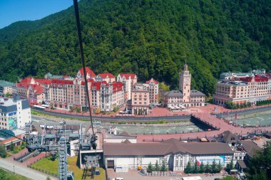 Rusya, Soçi - 4 Temmuz 2019: Yaz aylarında Rosa Khutor belediye binası ile teleferikten ana meydana görünüm.