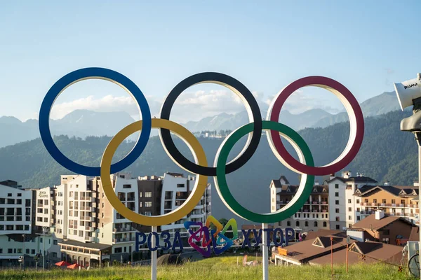 Rusya, Soçi - 4 Temmuz 2019: Rosa Khutor Olimpiyat köyünde renkli Olimpiyat halkaları. — Stok fotoğraf