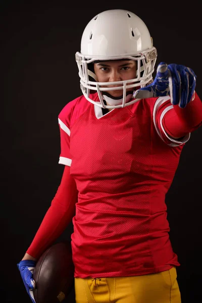 Foto de futbolista americana en casco con el brazo extendido hacia adelante — Foto de Stock
