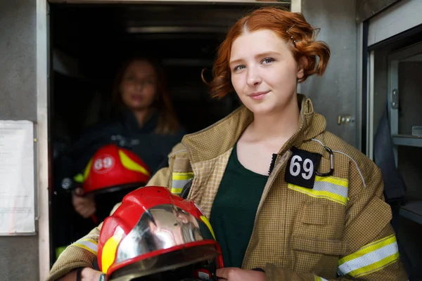 消防車の中の2人の女性消防士の写真 — ストック写真
