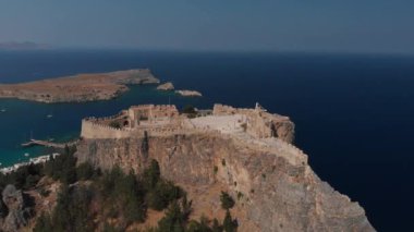 deniz tarafından ağaçlar ile kayalık tepe üzerinde pitoresk taş kale