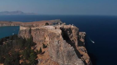 sonsuz mavi denizde kahverengi tepe nin üstünde harika eski kale