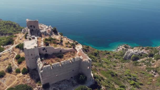 Мальовнича кам'яна фортеця на скелястій скелі на нескінченному морі — стокове відео
