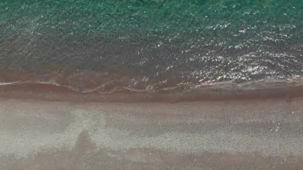 Transparent havsvatten och vågor rullande på sandstrand — Stockvideo