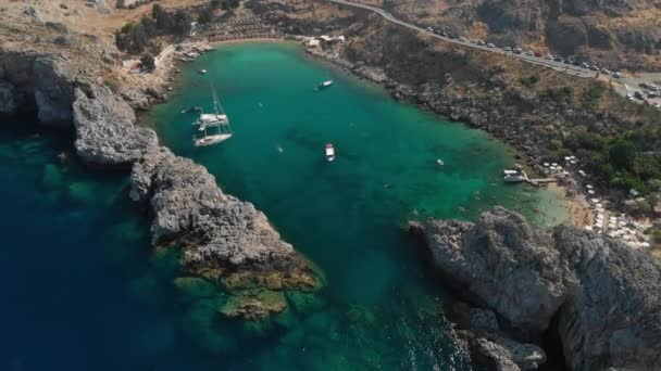 Bahía de mar pictórica con agua turquesa y modernas lanchas a motor — Vídeos de Stock