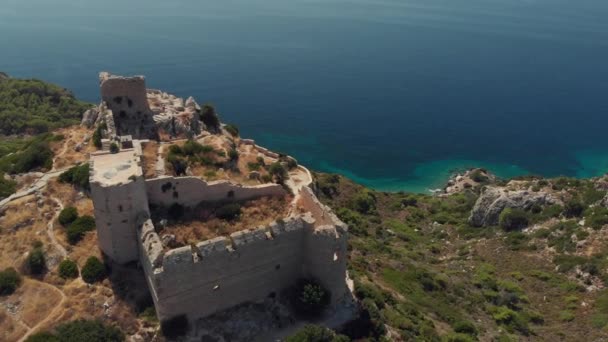 Étonnante construction antique contre la mer sans fin bleu profond — Video