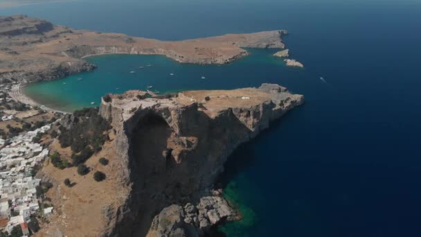 Wspaniały zamek na wzgórzu brązowy szczyt na skalistym morzu zatoce — Wideo stockowe