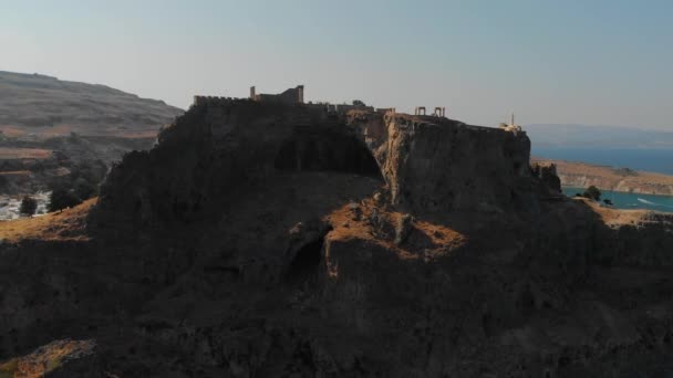 Fort silhouet op Brown Rocky Cliff top verlicht door zonlicht — Stockvideo