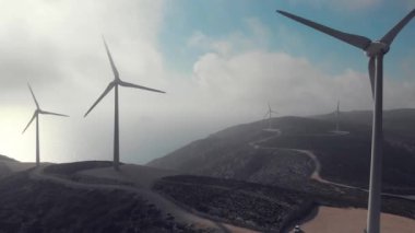 modern rüzgar jeneratörleri resimli yeşil yayla üzerinde çalışmak