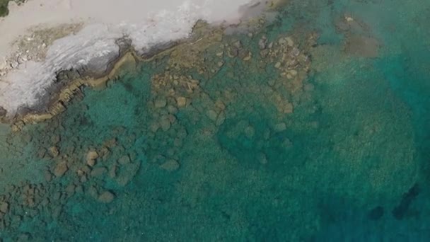 Água do mar transparente maravilhosa com pedras marrons no fundo — Vídeo de Stock