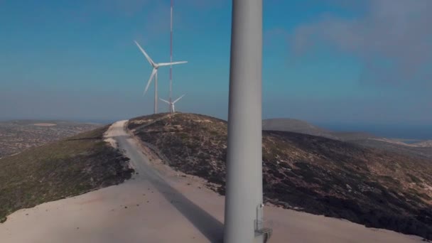 Moinho de vento moderno cinza com grandes lâminas rotativas perto aéreo — Vídeo de Stock