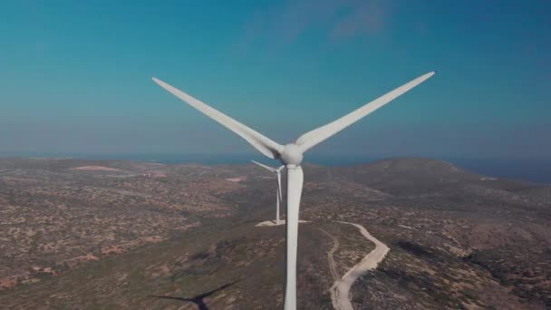 Modernas cuchillas de molino de viento giran sombras de fundición en la hierba — Vídeo de stock