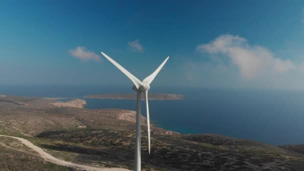 Obrazové větrné mlýny umístěné na kopcovitý pohled na moře — Stock video