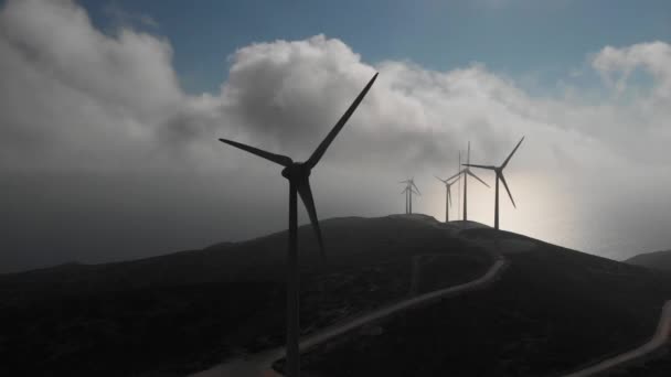 Siluetas de molino de viento de trabajo en el paisaje montañoso en las nubes — Vídeo de stock