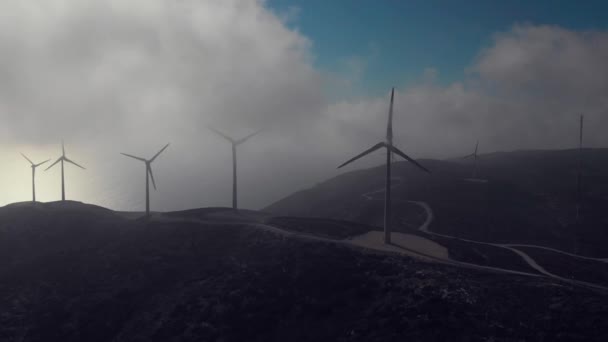 Moinhos de vento cinzentos pitorescos com grandes lâminas em nuvens brancas — Vídeo de Stock