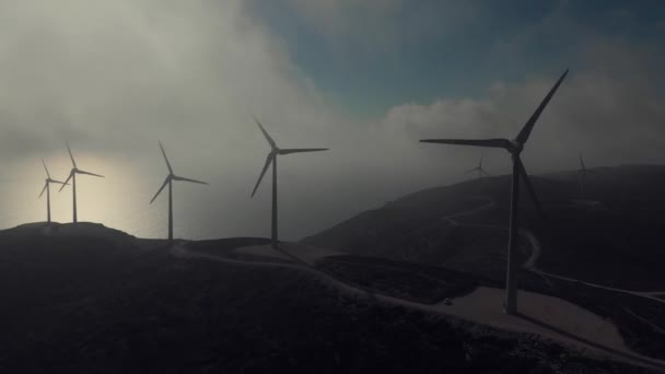 Molinos de viento con grandes palas en caminos sinuosos en la oscuridad — Vídeos de Stock