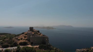 mavi denize karşı kayalık kayalık üzerinde antik kahverengi taş kale